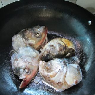 鱼头素菜锅的做法步骤：2