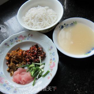酸辣粉的做法步骤：1
