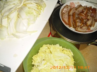 简单、开胃又下饭的小炒－－－－醋溜卤肉白菜的做法步骤：2