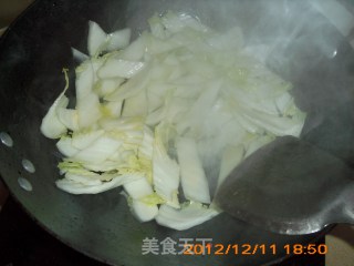 简单、开胃又下饭的小炒－－－－醋溜卤肉白菜的做法步骤：3