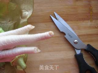 花生炖鸡爪的做法步骤：3
