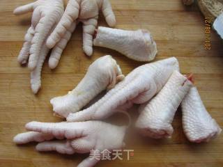 花生炖鸡爪的做法步骤：4