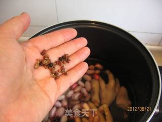 花生炖鸡爪的做法步骤：9