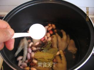 花生炖鸡爪的做法步骤：11