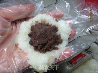 玫瑰红豆沙糯米球的做法步骤：7