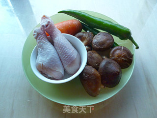 香菇鸡腿的做法步骤：1