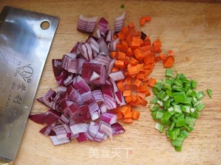 用川式经典菜的做法来改造剩米饭—鱼香炒饭的做法步骤：1