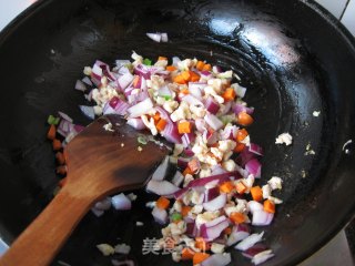 用川式经典菜的做法来改造剩米饭—鱼香炒饭的做法步骤：5