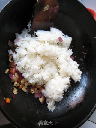 用川式经典菜的做法来改造剩米饭—鱼香炒饭的做法步骤：7