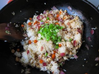 用川式经典菜的做法来改造剩米饭—鱼香炒饭的做法步骤：8