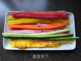 金枪鱼沙拉紫菜包饭的做法步骤：15