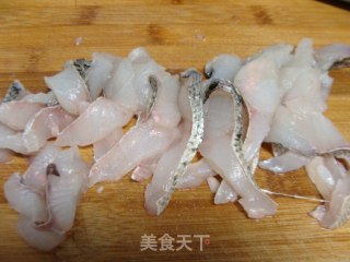 山寨水煮鲈鱼的做法步骤：2