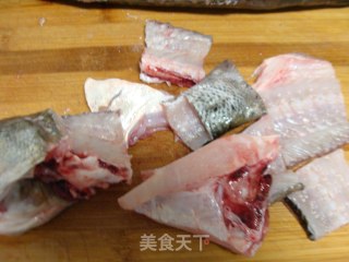 山寨水煮鲈鱼的做法步骤：3