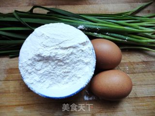 韭菜鸡蛋饼的做法步骤：1