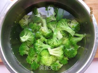 茄汁西兰花虾球的做法步骤：2