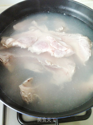 酸汤猪骨煲的做法步骤：2