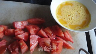懒虫版的番茄炒蛋的做法步骤：1