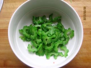 麻酱苦瓜虾干的做法步骤：5