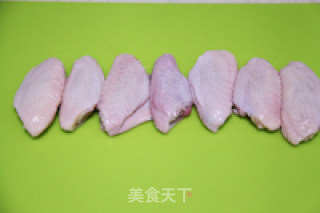 浓情料理---《香酥椒盐鸡翅》的做法步骤：1