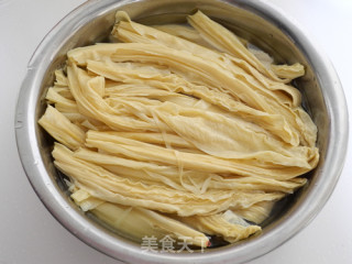 腐竹烧肉的做法步骤：1