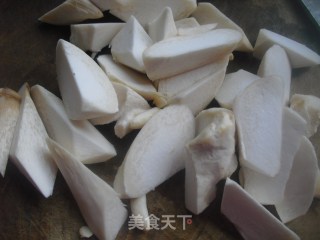 五花肉炖杏鲍菇的做法步骤：1