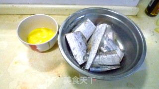 蛋香炸带鱼的做法步骤：1