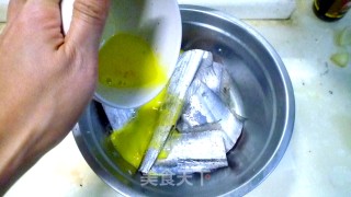 蛋香炸带鱼的做法步骤：2