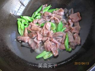 杭椒海肠的做法步骤：8
