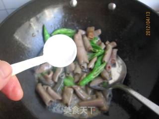 杭椒海肠的做法步骤：9