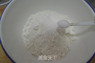 陕西特色【陕西油泼驴蹄面】（教你做最快捷正宗的油泼面）的做法步骤：1