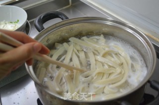 陕西特色【陕西油泼驴蹄面】（教你做最快捷正宗的油泼面）的做法步骤：8