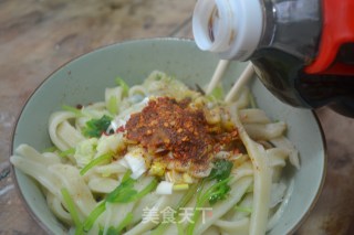 陕西特色【陕西油泼驴蹄面】（教你做最快捷正宗的油泼面）的做法步骤：13