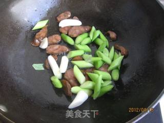 腊肠炒木耳的做法步骤：5