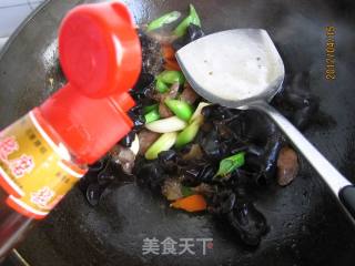 腊肠炒木耳的做法步骤：9