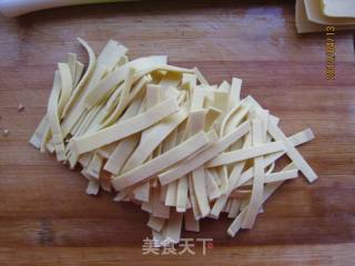 青蒜炒豆皮的做法步骤：2