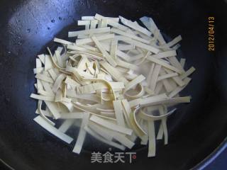 青蒜炒豆皮的做法步骤：3
