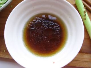 青蒜炒豆皮的做法步骤：4