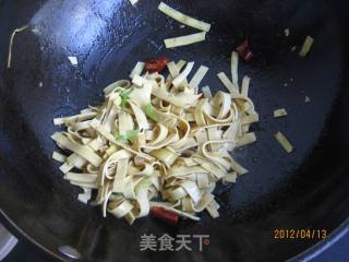 青蒜炒豆皮的做法步骤：11