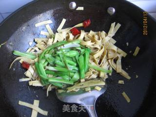 青蒜炒豆皮的做法步骤：12