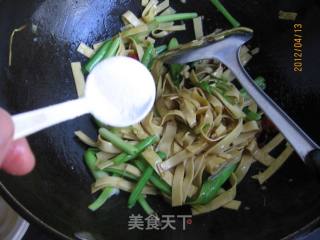 青蒜炒豆皮的做法步骤：13
