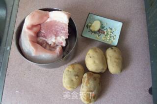土豆红烧肉的做法步骤：1