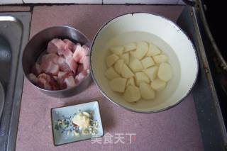 土豆红烧肉的做法步骤：2