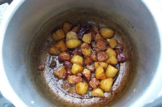 土豆红烧肉的做法步骤：10