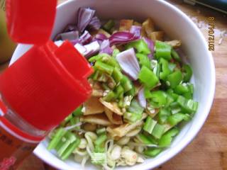 黄豆芽拌豆干的做法步骤：7