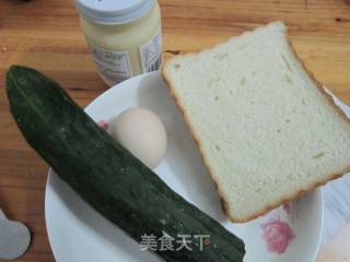 青瓜鸡蛋三明治的做法步骤：1