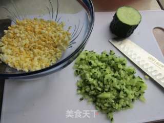 青瓜鸡蛋三明治的做法步骤：2