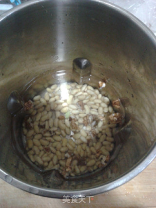 核桃黄豆豆浆的做法步骤：3