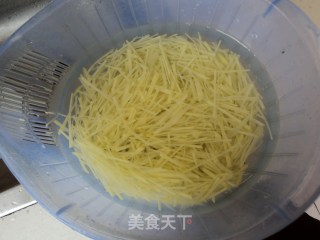 炝拌土豆丝的做法步骤：5
