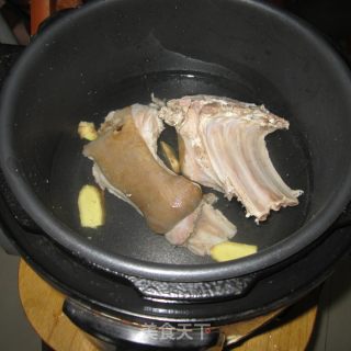 羊肉芋片香锅的做法步骤：3