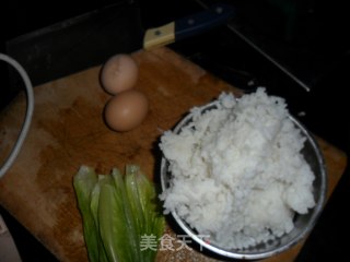 莴笋叶蛋炒饭的做法步骤：1